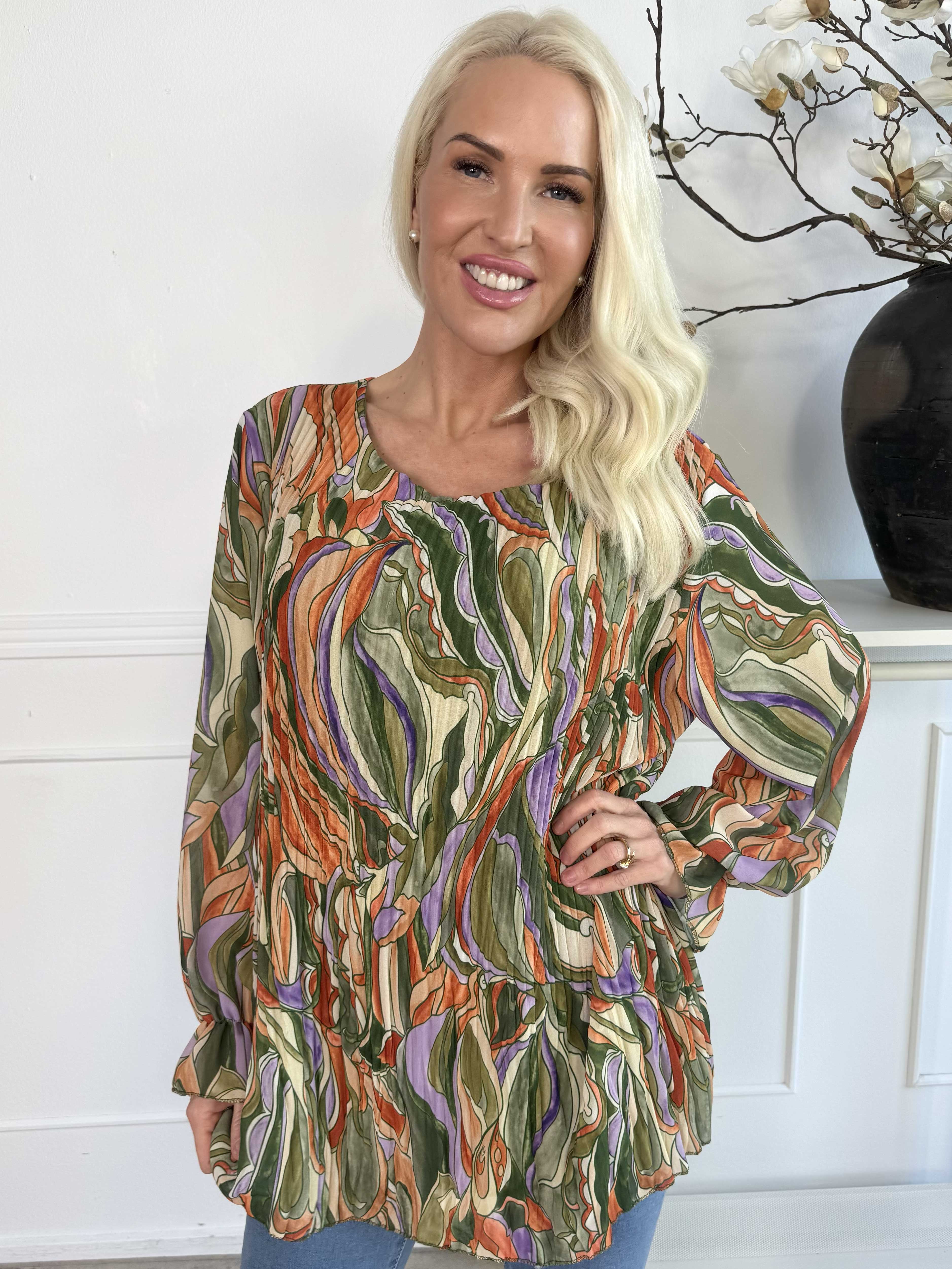 Lilia - Mönstrad plisserad blus